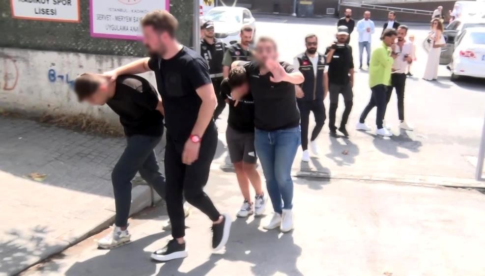 kadikoyde okul cevresinde denetim iki supheli gozaltina alindi DXVmFEir