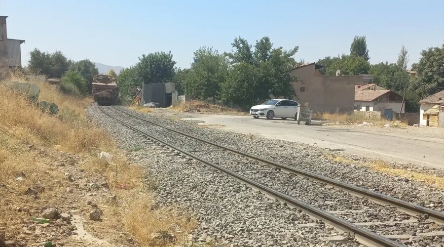 yuk treni otomobile carpti bir kisi hayatini kaybetti TXH9AO8W