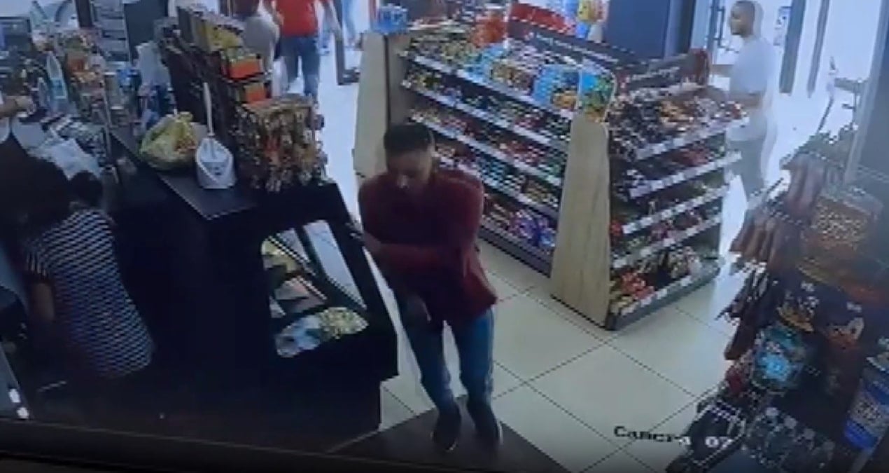 eski esinin yaninda gordu akaryakit istasyonunda dehset sacti o anlar kamerada phEejda9