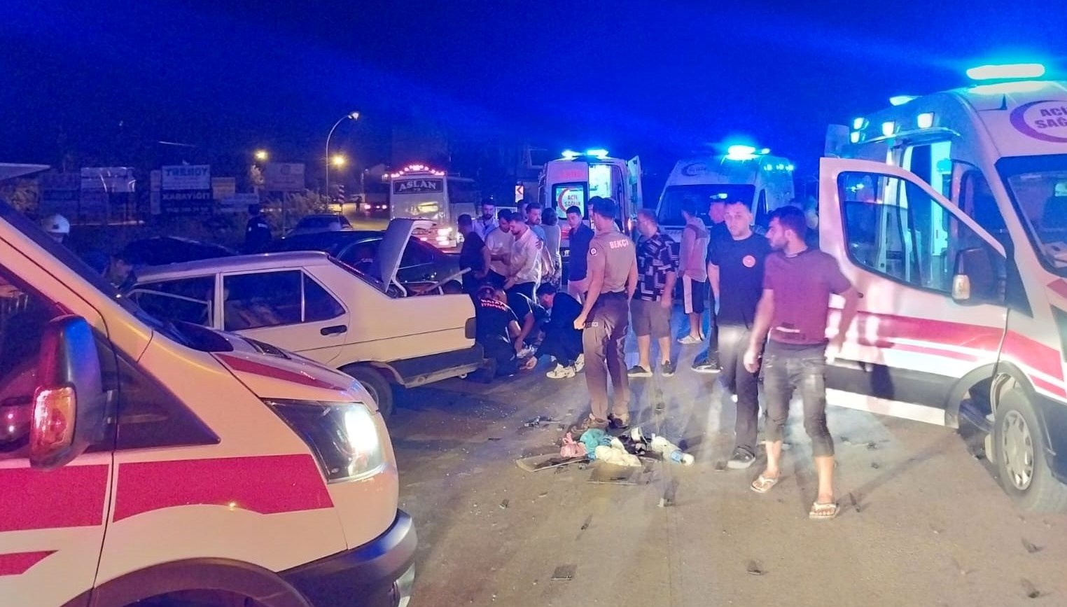 hatayda iki otomobil carpisti alti yarali FN7DSKDE