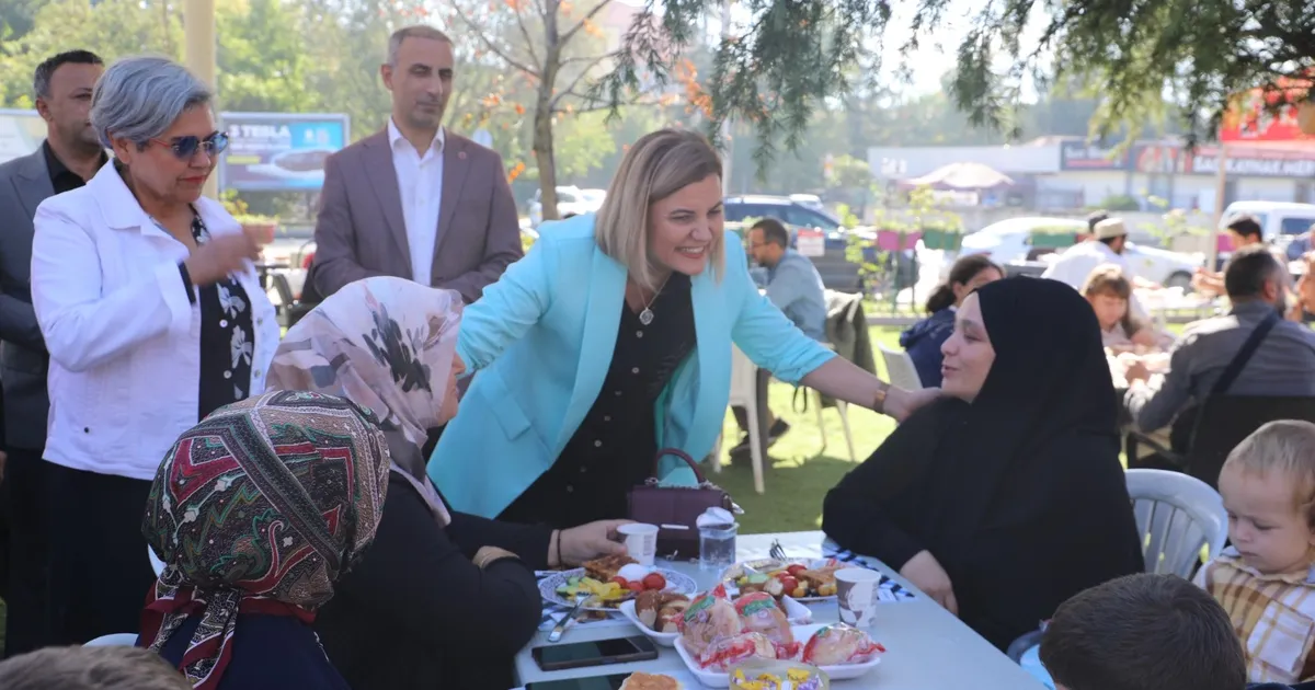 izmitte din gorevlileri aileleriyle agirlandi M1b2KEV4