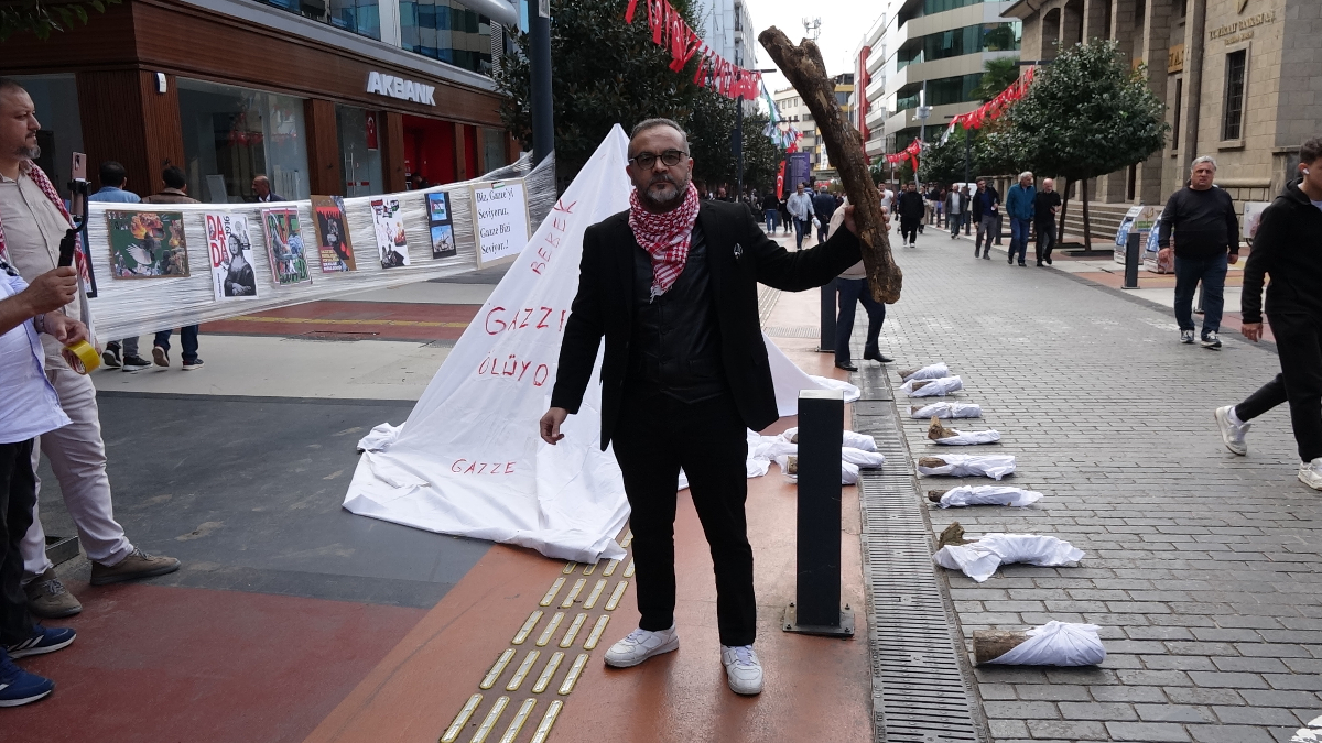 trabzonda gazzede olen bebeklere dikkat cekmek icin kefen giyip eylem yapti eAfrTPlS