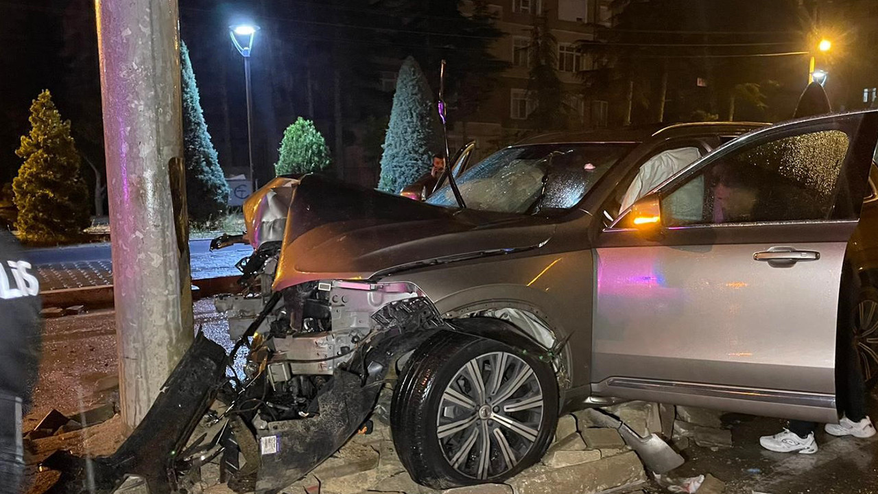 Karaman’da Cip Trafik Levhasına Çarptı, Sürücü Sıkıştı